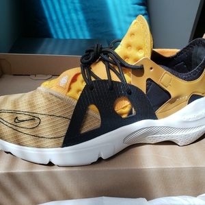 Nike Huarache Type Gold